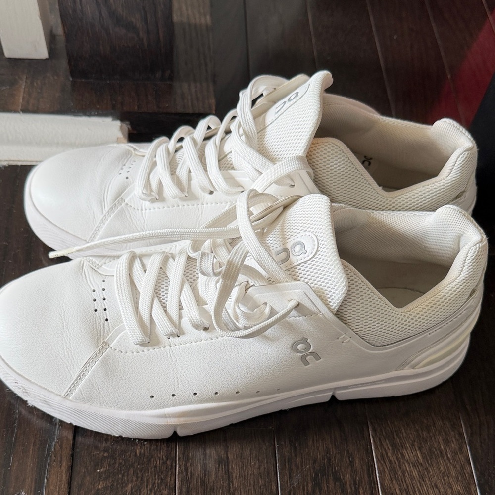 Women’s on cloud sneakers size 10